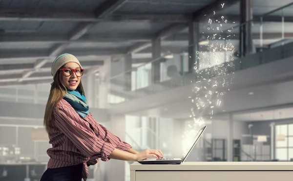 She is surfing the Internet — Stock Photo, Image