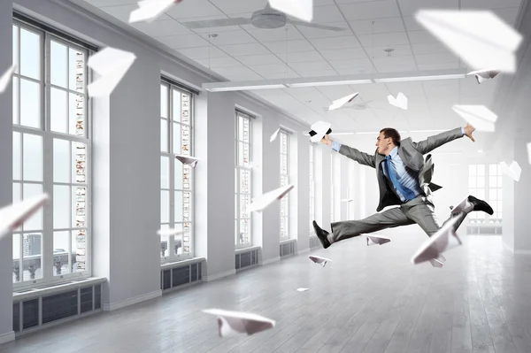 Танцующий бизнесмен в офисе — стоковое фото