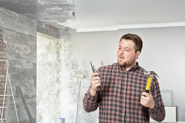 Man met de hulpmiddelen van de bouw — Stockfoto