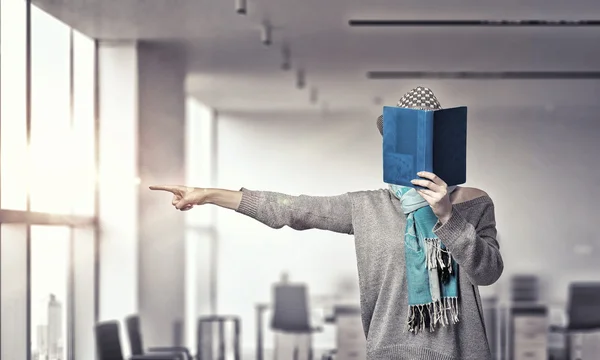Studente ragazza con libro in mano — Foto Stock