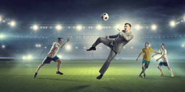 İşadamı ve oyuncular top için mücadele