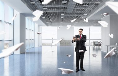 İşadamı tablet el ile