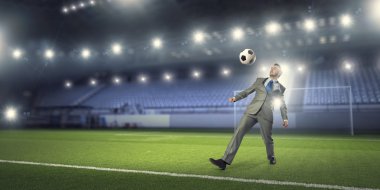 İşadamı tekme top