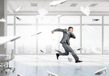 İşadamı ofiste dans