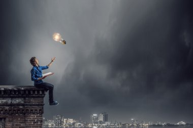 Kitaplı genç adam.