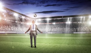 İşadamı tekme top