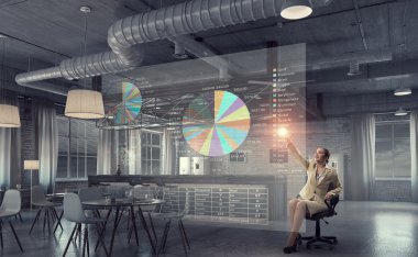 Medya panelini kullanarak iş kadını