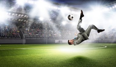 İşadamı tekme top