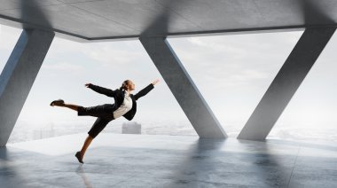 İş kadını ofiste dans