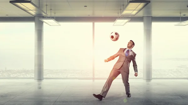 Spela fotboll i office — Stockfoto