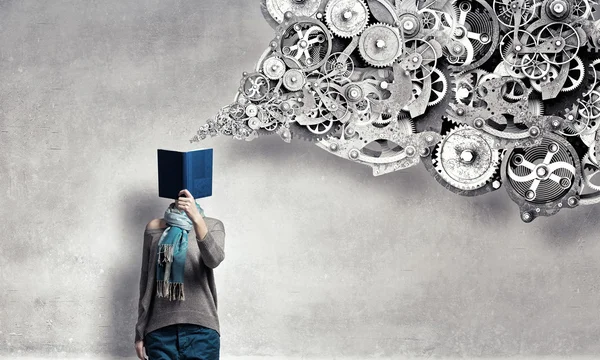 Student meisje met boek in handen — Stockfoto