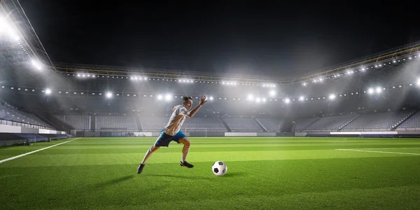 Fotbalový hráč udeří míč — Stock fotografie