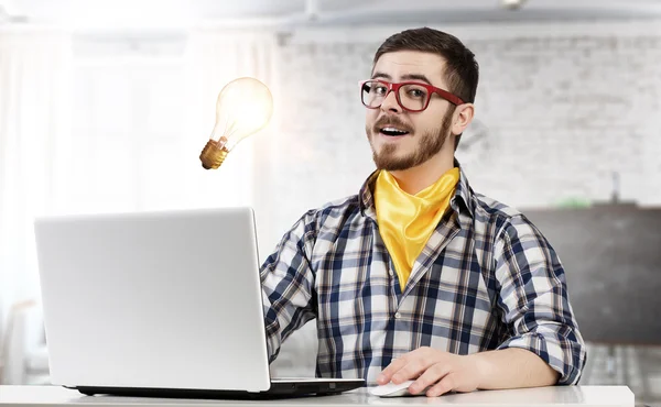 Hipster guy användning laptop — Stockfoto