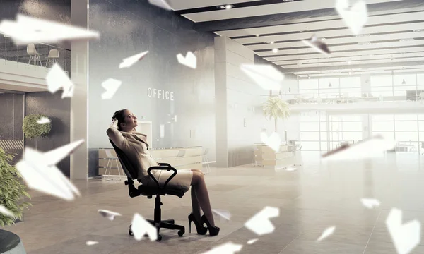 Affärskvinna med resten i office — Stockfoto