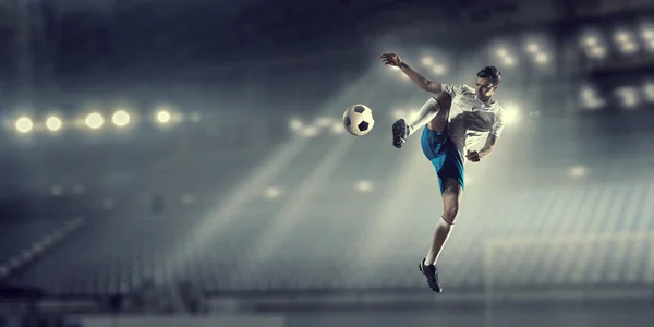 Giocatore di calcio in avanti — Foto Stock