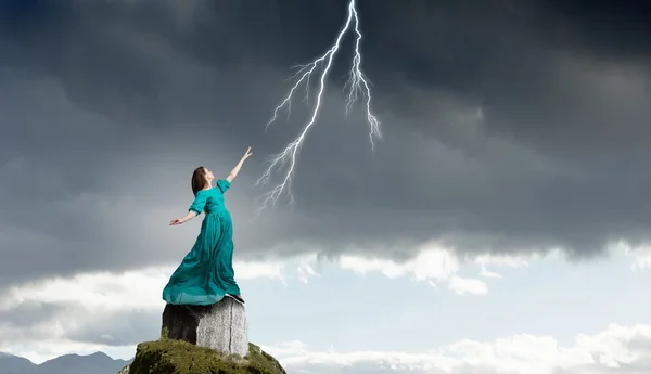 Mulher flutuando no céu — Fotografia de Stock