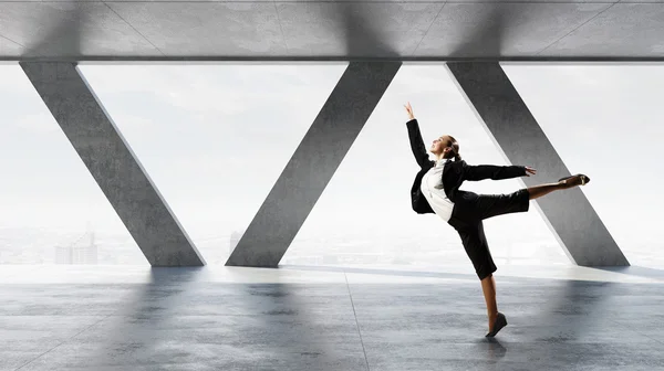 Dansande affärskvinna i office — Stockfoto