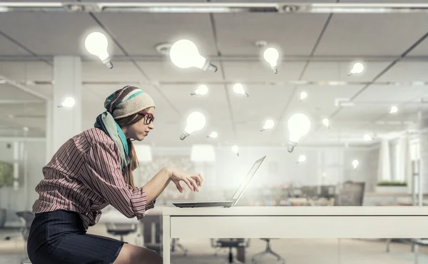 She is surfing the Internet — Stock Photo, Image