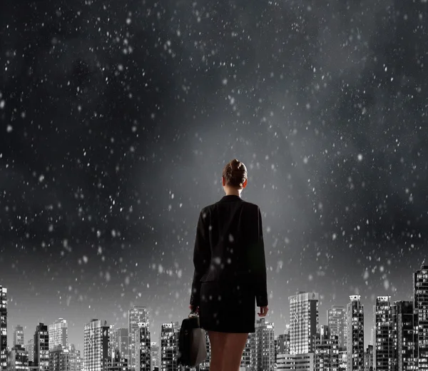 Kvinna mot natten stadsutsikt — Stockfoto