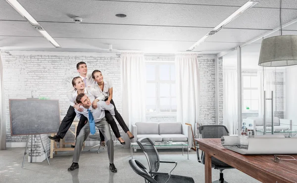 Ofiste zorla sahip iş adamları — Stok fotoğraf