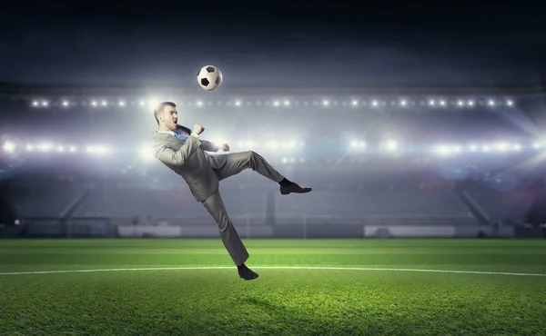 Empresario pateando pelota —  Fotos de Stock