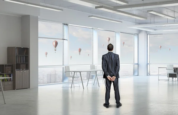 Geschäftsmann im Büroinnenraum — Stockfoto