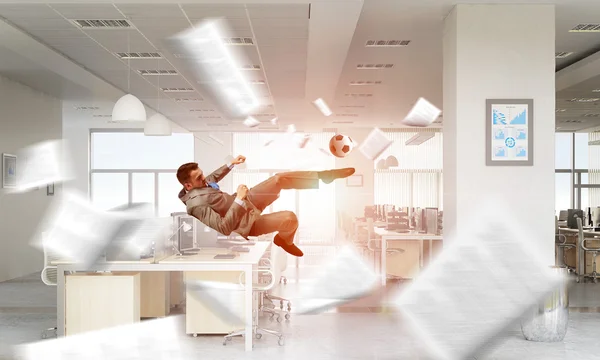 Игра в мяч в офисе — стоковое фото