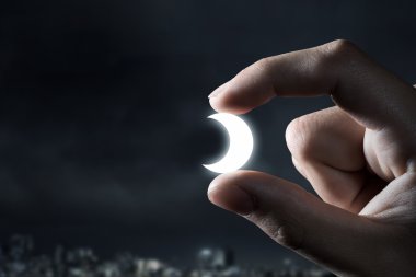 Parmaklar arasında moon