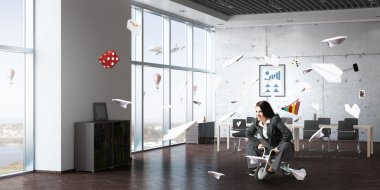 Bir çocuk gibi davranıyor