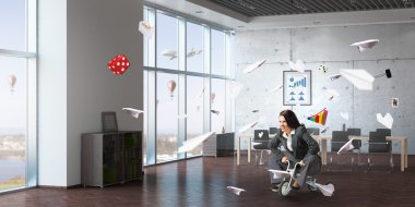 Bir çocuk gibi davranıyor