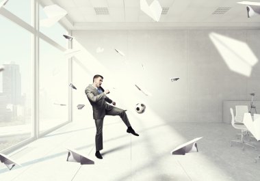 Ofiste futbol oynarken