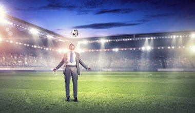 İşadamı tekme top