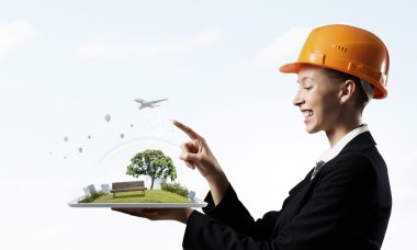 Kadın sunan inşaat modeli