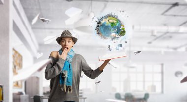 Öğrenci kız elinde kitapla