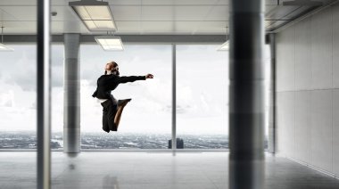 İş kadını ofiste dans