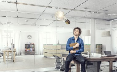 Kitaplı genç adam.