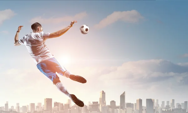 Futball játékos ütő labda — Stock Fotó