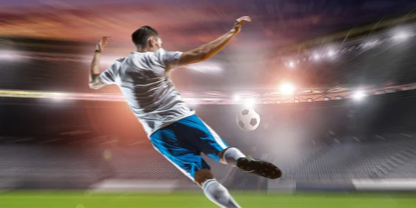 Soccer player hitting ball — Stock Photo, Image