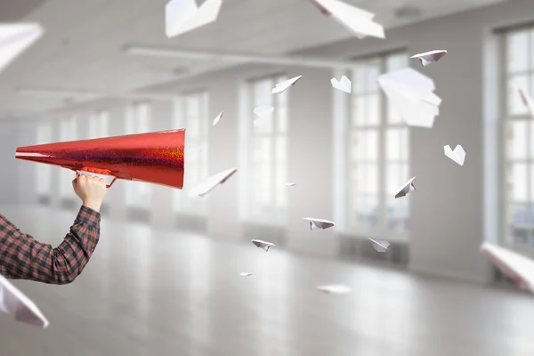 Homem gritando em cone de pape — Fotografia de Stock