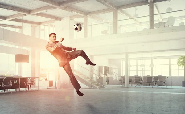 Граючи в футбол в офісі — стокове фото
