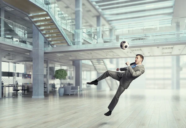 Игра в мяч в офисе — стоковое фото