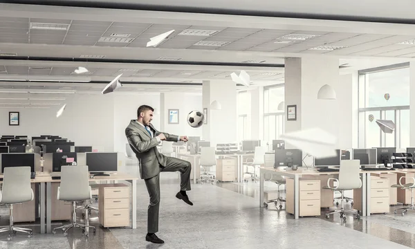 Jugar al fútbol en la oficina —  Fotos de Stock