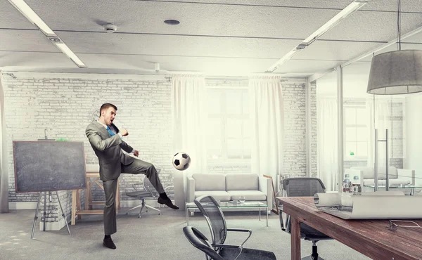 Spela fotboll i office — Stockfoto