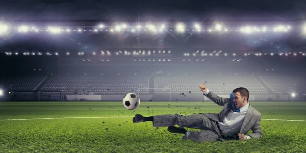Biznesmen kopiąc piłkę — Zdjęcie stockowe