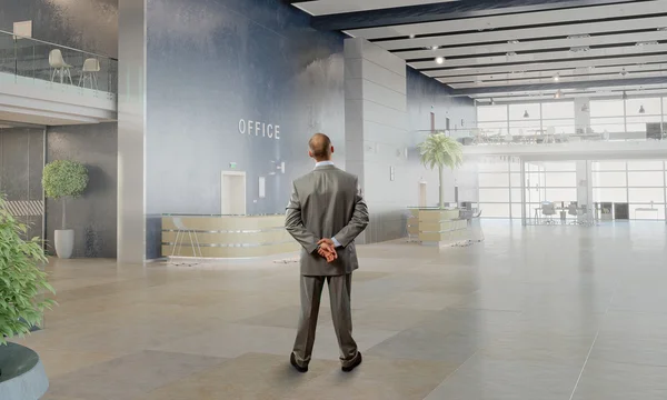 Homme d'affaires dans l'intérieur du bureau — Photo