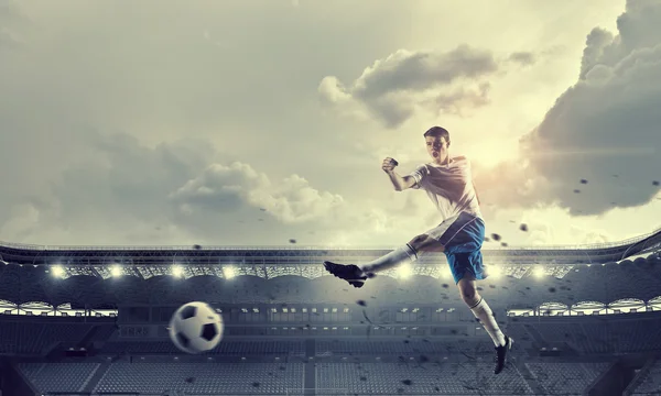 Jogador avançado de futebol — Fotografia de Stock
