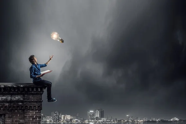 Joven con libro — Foto de Stock