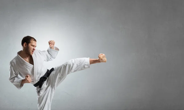 Karate man opleiding — Stockfoto