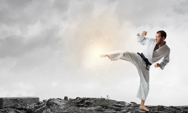 Karate hombre entrenamiento — Foto de Stock