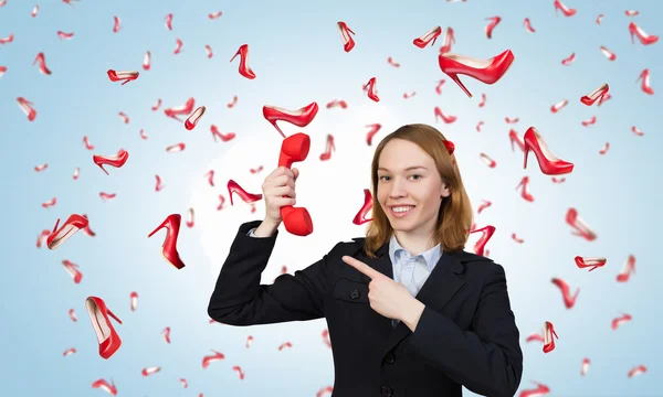 Mulher segurando telefone vermelho auscultador — Fotografia de Stock